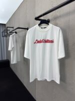 T-shirt bianca Louis Vuitton con logo rosso, stile minimalista e di alta qualità.