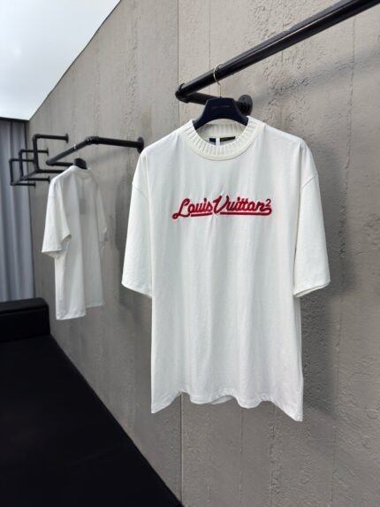 T-shirt bianca Louis Vuitton con logo rosso, stile minimalista e di alta qualità.