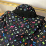 Giacca elegante con cappuccio colorato e logo moda, perfetta per uno stile audace e moderno.