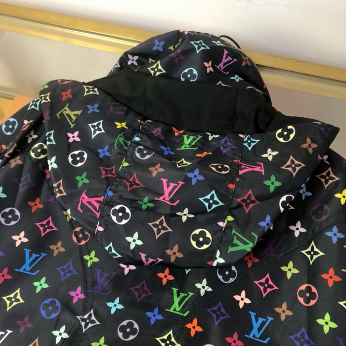 Giacca elegante con cappuccio colorato e logo moda, perfetta per uno stile audace e moderno.