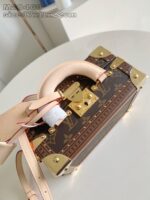 Borsa di lusso vintage con monogramma, manico in pelle e dettagli dorati elegante e sofisticata.