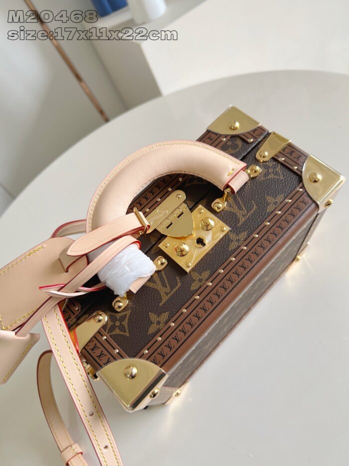 Borsa di lusso vintage con monogramma, manico in pelle e dettagli dorati elegante e sofisticata.
