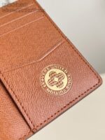 Portafoglio in pelle marrone di alta qualità con logo dorato elegante e finiture dettagliate.