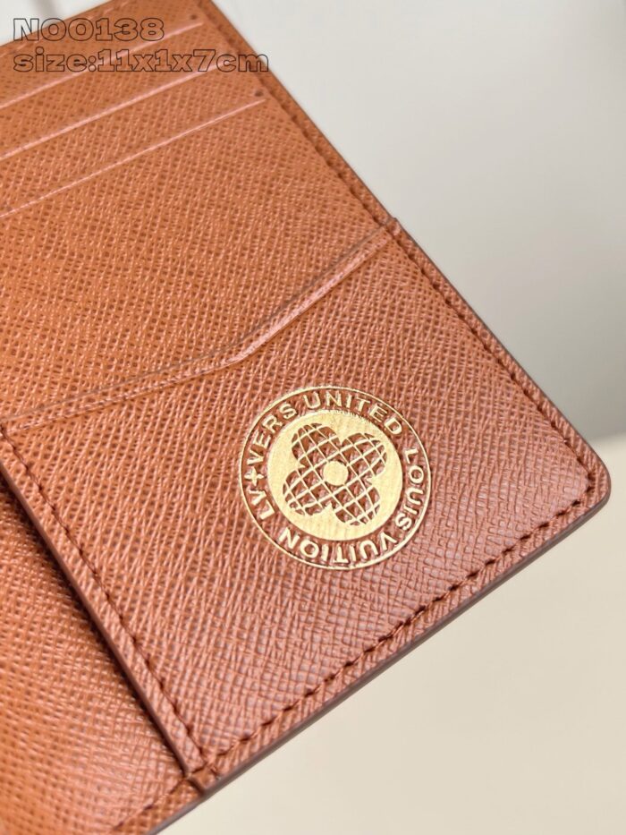 Portafoglio in pelle marrone di alta qualità con logo dorato elegante e finiture dettagliate.