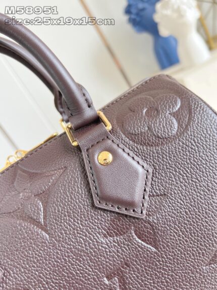 Borsa in pelle marrone con dettagli dorati e ricami eleganti, elegante e versatile per ogni occasione.
