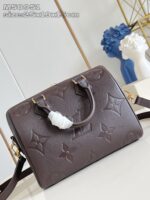 Borsa di lusso in pelle marrone con monogramma e dettagli eleganti, perfetta per ogni occasione.