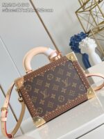 Borsa Louis Vuitton monogramma in pelle marrone con dettagli in ottone e tracolla removibile elegante.