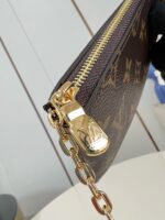 Borsa in pelle marrone con zip dorata e catena elegante, stile sofisticato e di lusso.