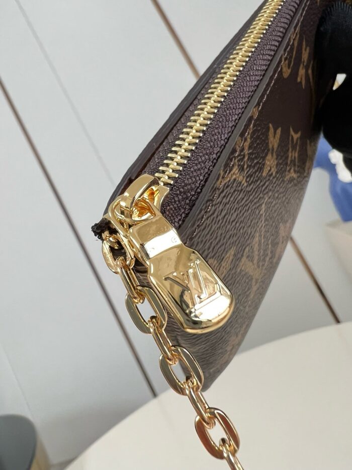 Borsa in pelle marrone con zip dorata e catena elegante, stile sofisticato e di lusso.