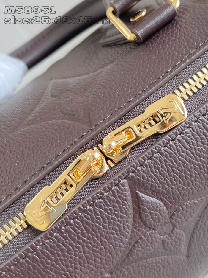 Dettaglio di zip dorata su borsa in pelle marrone di lusso, raffinata e elegante.