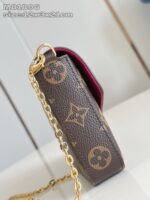 Borsa luxury marrone con catena in stile classico e dettagli eleganti, perfetta per ogni occasione.