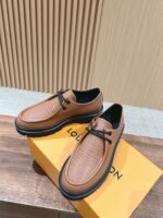 Scarpe Louis Vuitton in pelle marrone con suola nera e lacci black cord, su superficie di legno.