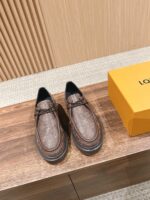 Scarpe in pelle marrone di lusso con scatola elegante, stile moderno e dettagli raffinati.