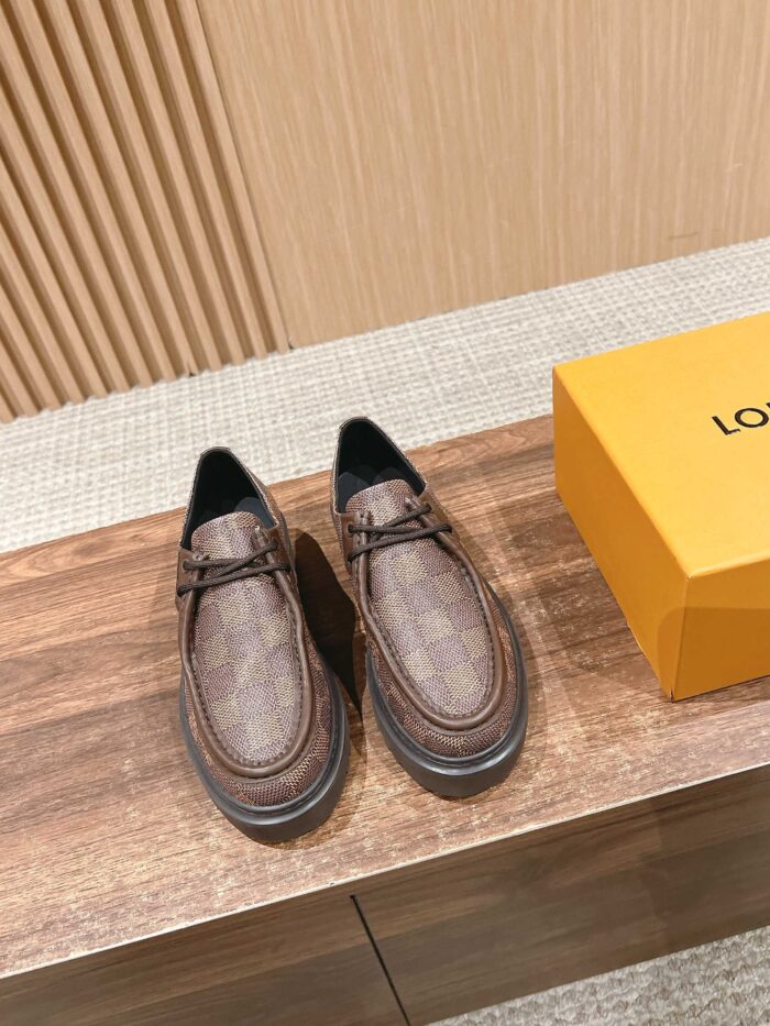 Scarpe in pelle marrone di lusso con scatola elegante, stile moderno e dettagli raffinati.