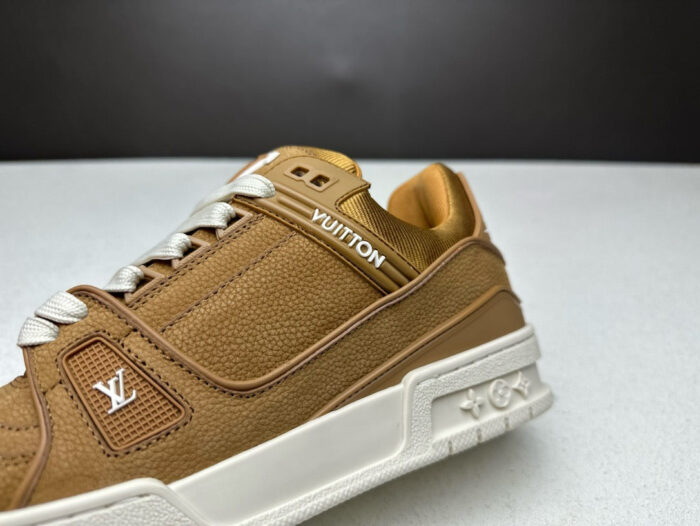 Sneaker di lusso in pelle marrone con logo LV, dettagli eleganti e suola bianca in contrasto.
