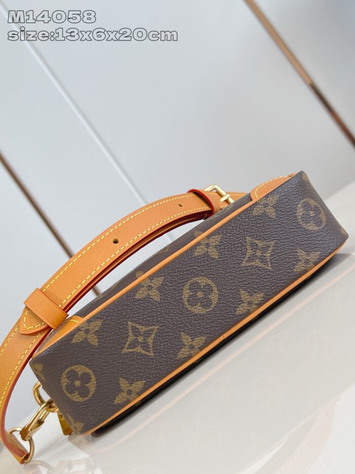 Borsa Louis Vuitton monogramma con manico in pelle, elegante e compatta per ogni occasione.