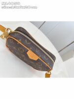 Borsa ovale in canvas marrone con dettagli in pelle e logo di lusso, versatile e elegante.
