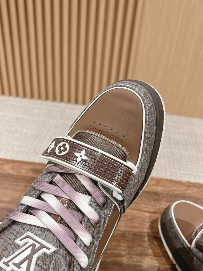 Sneaker di lusso in canvas monogrammata, pelle e velcro con lacci lilla, stile moderno e sofisticato.