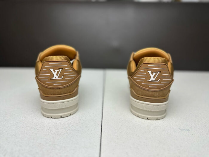 Sneakers di lusso marroni con logo iconico, design moderno e materiali di alta qualità.