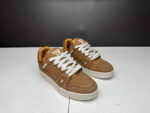 Sneakers di lusso in cuoio marrone con dettagli in suede e suola bianca, stile elegante e casual.