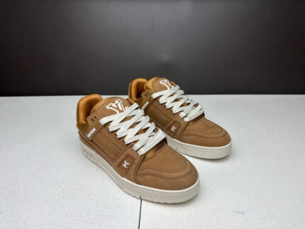 Sneakers di lusso in cuoio marrone con dettagli in suede e suola bianca, stile elegante e casual.