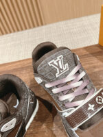 Sneakers di lusso marroni con monogramma, cinturino in pelle e dettagli eleganti in stile urban chic.