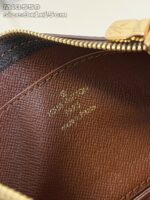 Pochette di alta qualità con cerniera dorata e logo embossato, elegante e resistente.