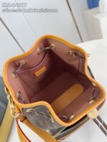 Borsa donna in ecopelle con interno rosa, design moderno e dettagli eleganti.
