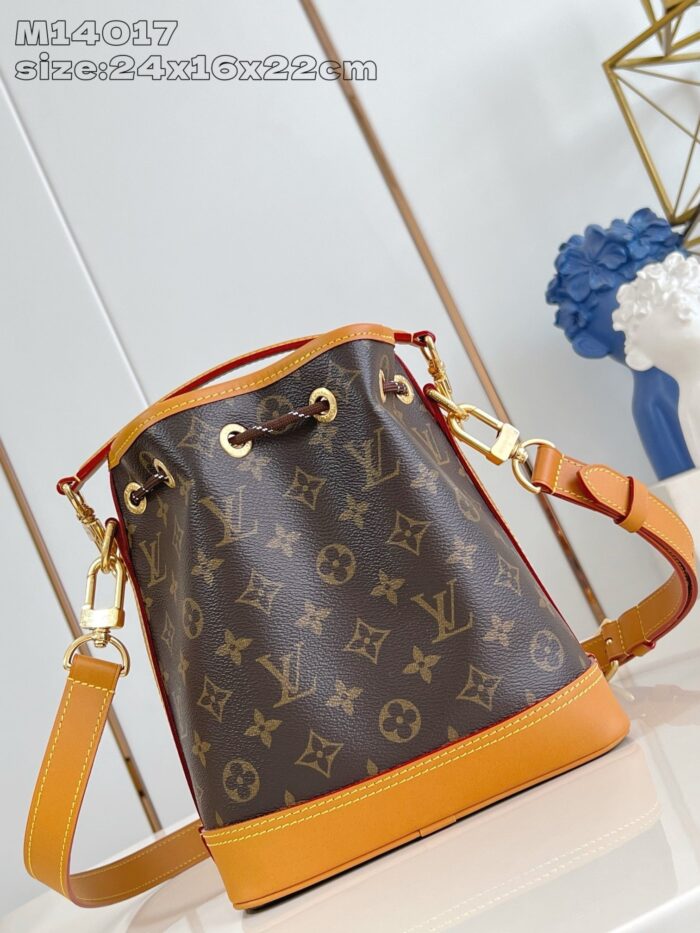 Borsa bagger a secchiello di lusso con logo, dettagli oro e tracolla regolabile.