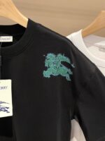 T-shirt Burberry nero con ricamo di leone teal e bianco casual di lusso.