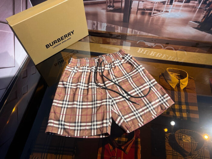 Pantaloncini Burberry check eleganti e casual, stile sofisticato per outfit di lusso.