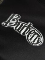 Ricamo del logo Burberry su tessuto nero di lusso, stile elegante e sofisticato.