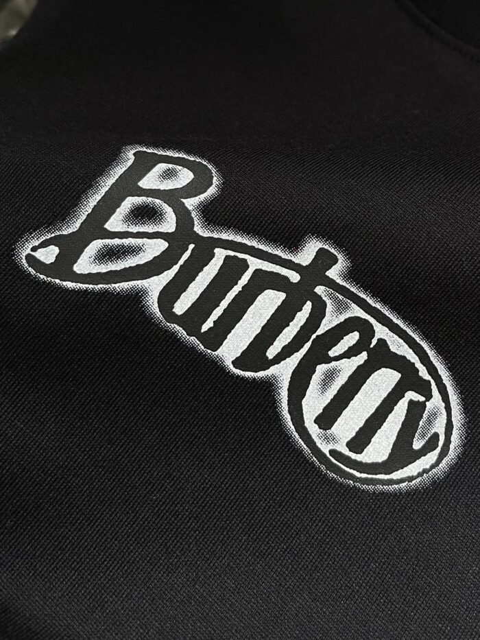 Ricamo del logo Burberry su tessuto nero di lusso, stile elegante e sofisticato.