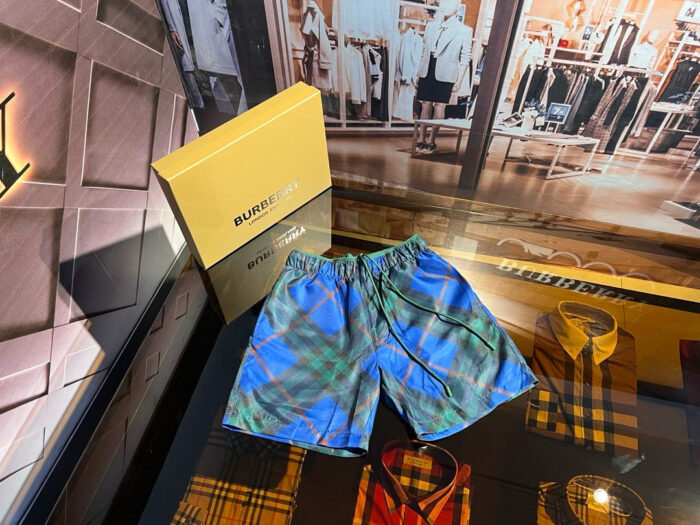 Costume da spiaggia Burberry a quadri, stile lusso, in boutique elegante.