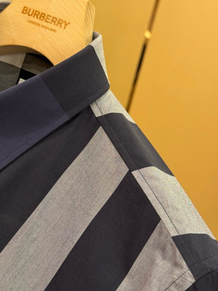 Camicia Burberry a righe in grigio e navy, elegante, morbida e di alta qualità.