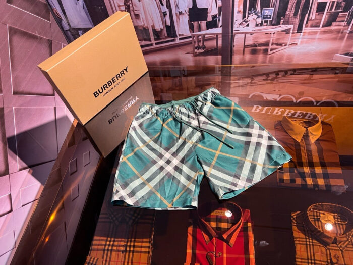 Costumi da spiaggia Burberry tartan blu e verde, stile elegante e moderno per lestate.