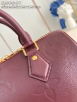 Borsa di lusso in pelle burgundy con dettagli eleganti e finiture di alta qualità.