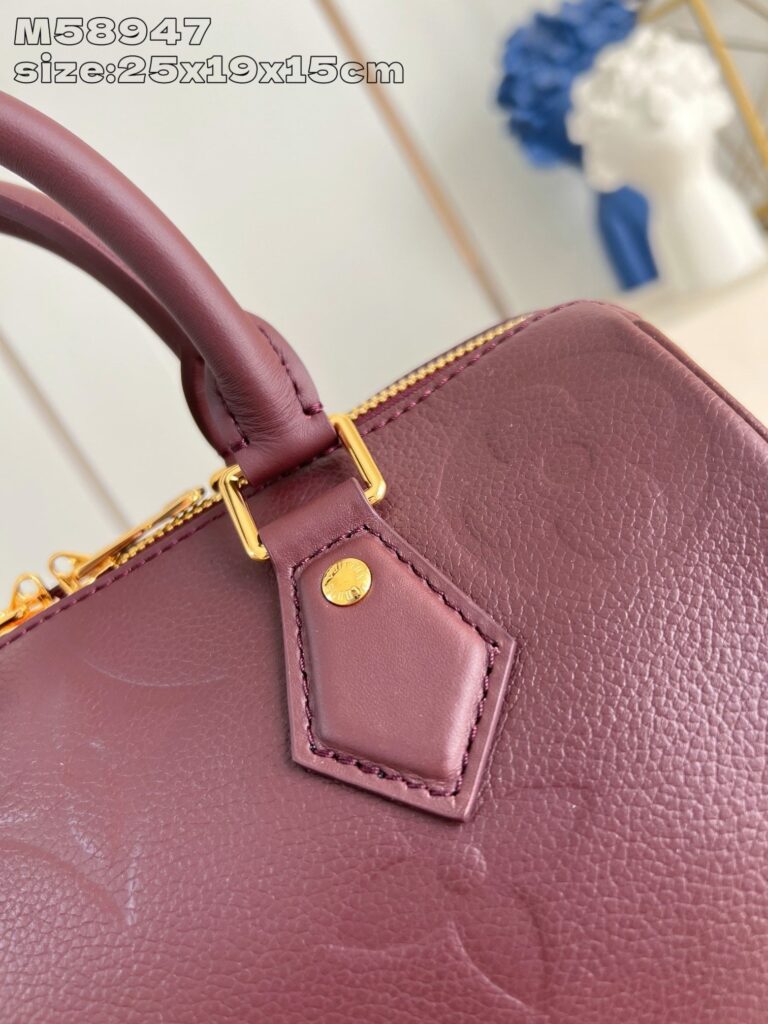 Borsa di lusso in pelle burgundy con dettagli eleganti e finiture di alta qualità.