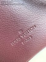 Pelle Burgundy Louis Vuitton con logo embossé e texture premium, simbolo di lusso e eleganza.