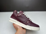 Sneaker di lusso Bordeaux in pelle, stile moderno, comfort elevato e logo esclusivo.