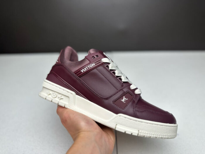 Sneaker di lusso Bordeaux in pelle, stile moderno, comfort elevato e logo esclusivo.