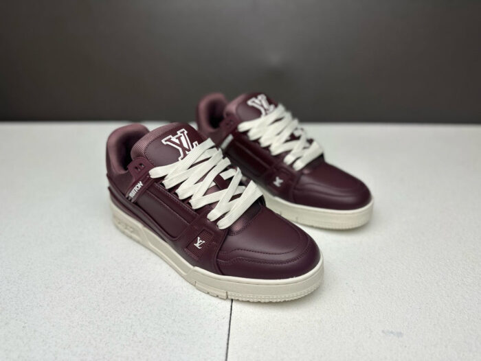 Sneakers di lusso Bordeaux con lacci bianchi, dettagli perforati e suola chiara elegante.