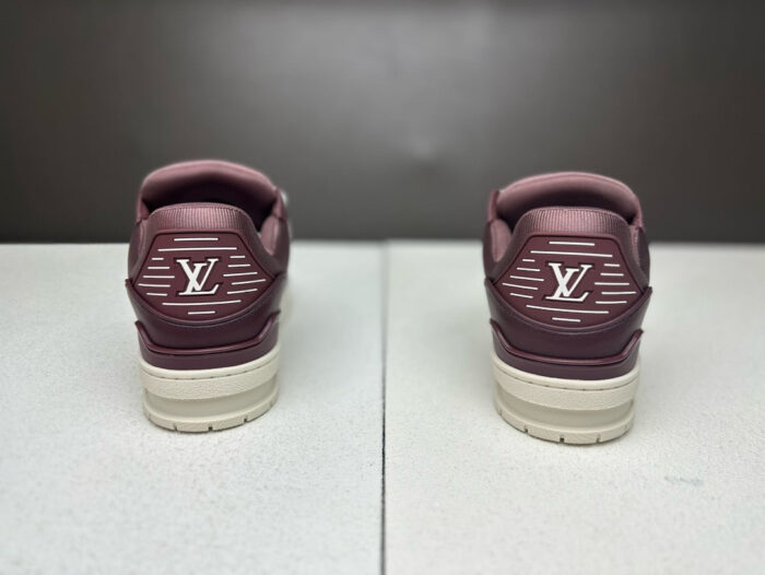 Sneakers Bordeaux Louis Vuitton, stile elegante, logo prominente, dettaglio moderno su suola bianca.
