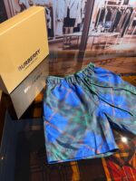 Shorts da spiaggia Burberry colorati e moderni, eleganti e leggeri per l’estate.