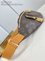 Elegante borsa a tracolla monogram in pelle e tessuto, con tracolla in pelle e cuciture gialle.