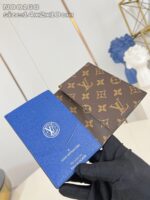 Portafogli Louis Vuitton moderni e classici, eleganti portacarte in pelle con logo iconico.