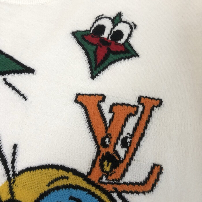 Maglietta colorata con logo LV e personaggi cartoony, stile vivace e divertente.