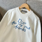 Felpa Dior bianca con ricamo blu for my real friends, stile casual e chic elegante.
