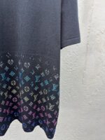 T-shirt moderna con logo multicolor, stile streetwear, casual e di tendenza in stile fashion.