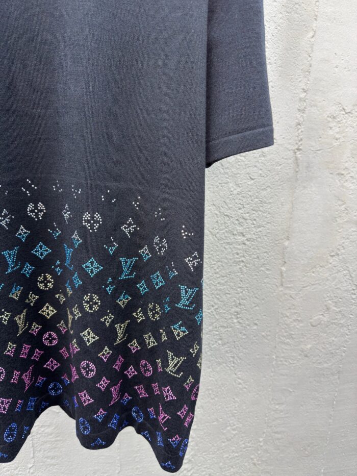 T-shirt moderna con logo multicolor, stile streetwear, casual e di tendenza in stile fashion.